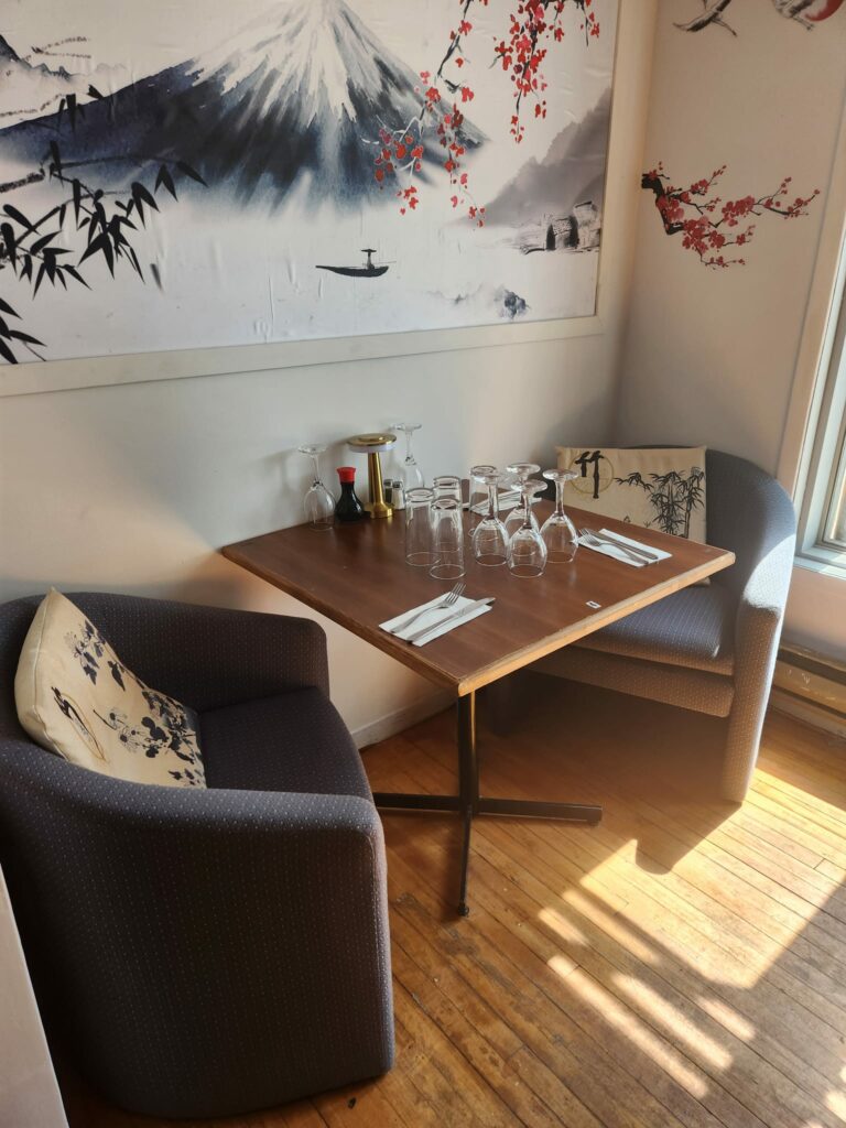 Une table à l'intérieur du restaurant Fusion asiatique