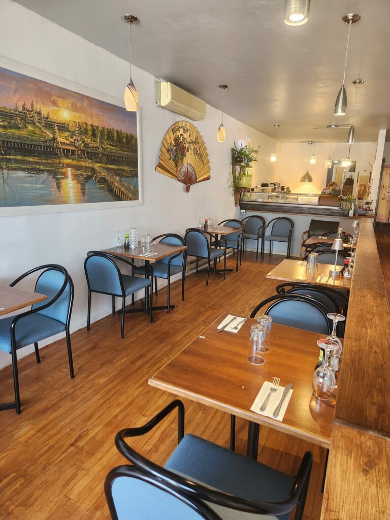 Des tables à l'intérieur du restaurant Fusion asiatique